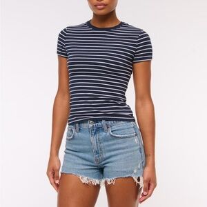 NWT Abercrombie and Fitch The Mom High Rise Denim Shorts size 18/34